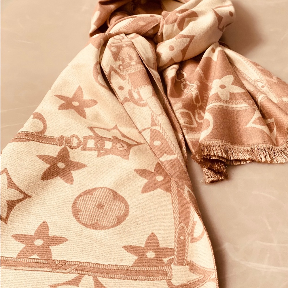 Lady Scarf - Picture 8 of 8